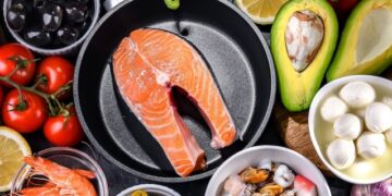 Adherence to dietary patterns such as the Mediterranean diet – rich in vegetables, whole grains and fruit, and lower in red meat and processed fats – may confer protective effects against AMD. Image: monticello/Shutterstock.com.